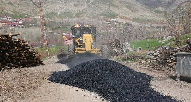 Bitlis’te kış aylarında bozulan yollar belediye ekipleri tarafından onarılmaya başlandı