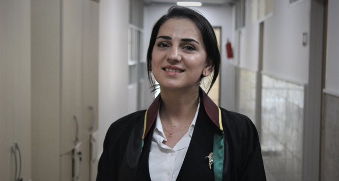 Üniversite hastanesinde hemşireydi, şimdi aynı üniversitenin avukatı oldu