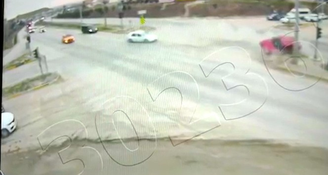 Kırıkkale’de iki otomobilin çarpıştığı kaza anı güvenlik kamerasında