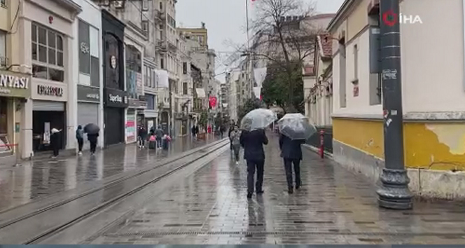 İstanbul’da yağmur etkili oldu, Taksim Meydan ve İstiklal Caddesi boş kaldı