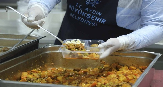 Aydın Büyükşehir Belediyesi, her gün 25 bin vatandaşa sıcak yemek ulaştırıyor