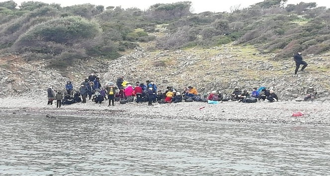 Ayvalık’ta denizde sürüklenerek adada mahsur kalan 48 göçmen kurtarıldı