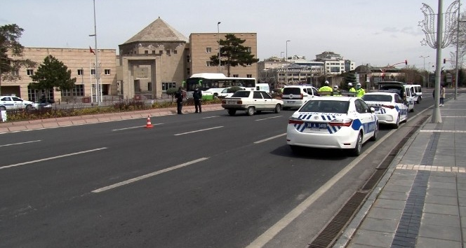 Kayseri’de cadde ve sokaklar boş kaldı, araç ve vatandaşlar denetlendi