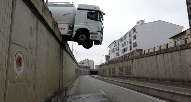 Samsun&#039;da park halindeyken hareket eden tanker geçidin üzerinde asılı kaldı