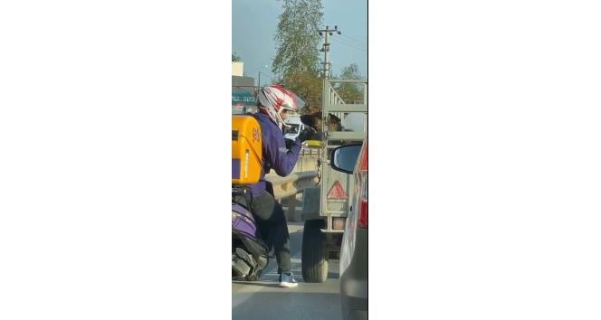 Antalya’da trafikte kurye ile köpek arasında yürek ısıtan görüntü