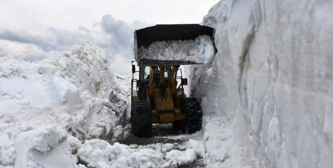 Bahar ayında Bitlis’te 10 metrelik karla mücadele çalışmaları