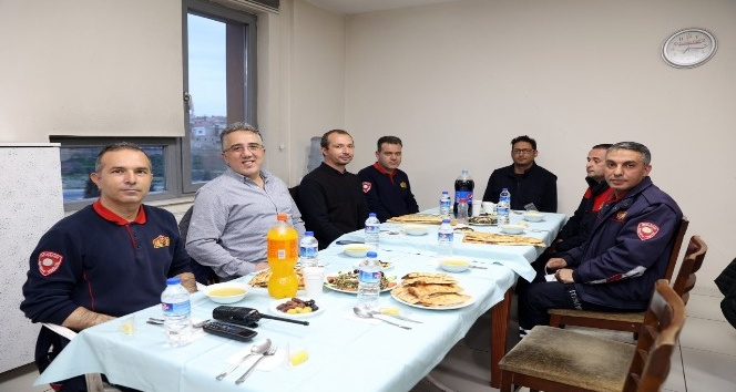 Başkan Savran, itfaiye personeli ile orucunu açtı
