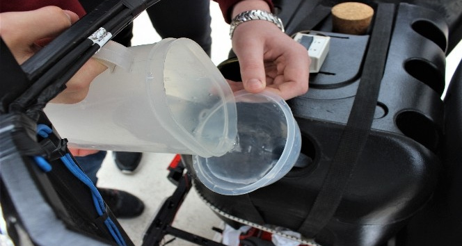 Liseli öğrenciler suyla hareket eden araç tasarladı