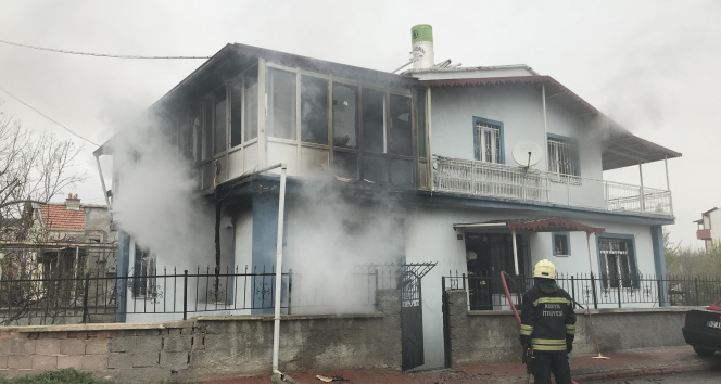 Konya&#039;da çakmakla perdeyi tutuşturan çocuk müstakil evi yaktı