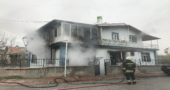 Konya’da çakmakla perdeyi tutuşturan çocuk müstakil evi yaktı