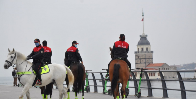 Üsküdar Sahili'ndeki denetimde atlı birliklere turistler yoğun ilgi gösterdi