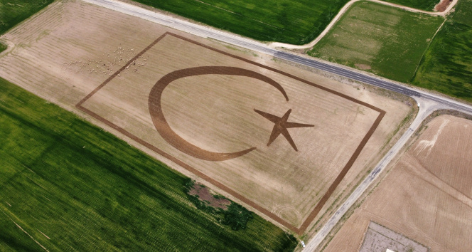 Kırşehir’de çiftçi tarlasına römorku ile Türk bayrağı çizdi