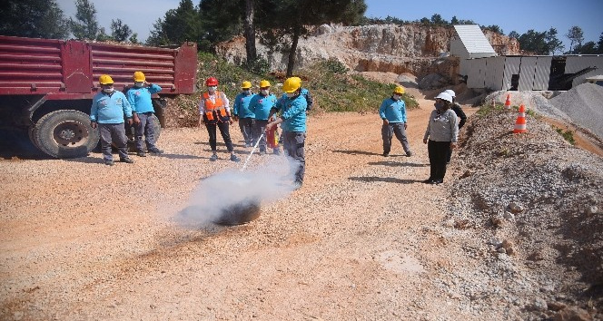 Alanya Belediyesi ekiplerine uygulamalı yangın eğitimi