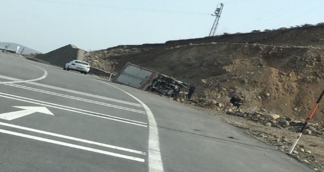 Bingöl’de kamyon devrildi, sürücü hafif yaralandı