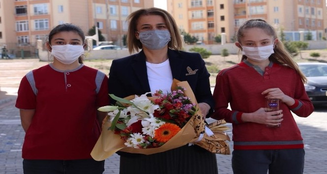 Vali Becel, anaokulu ve 8.sınıf öğrencilerini ziyaret etti