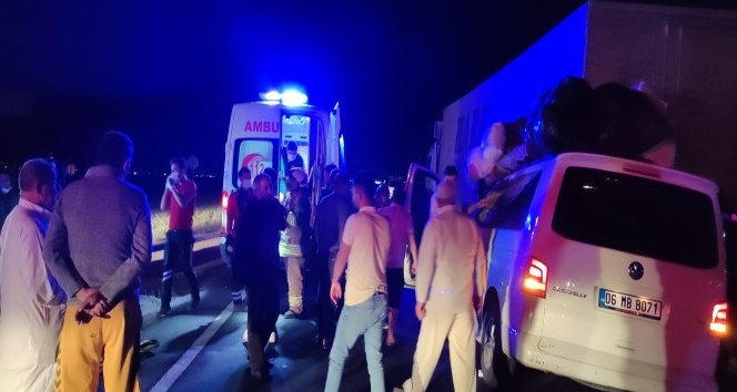 Mardin’de hafif ticari araç tıra arkadan çarptı: 6 yaralı