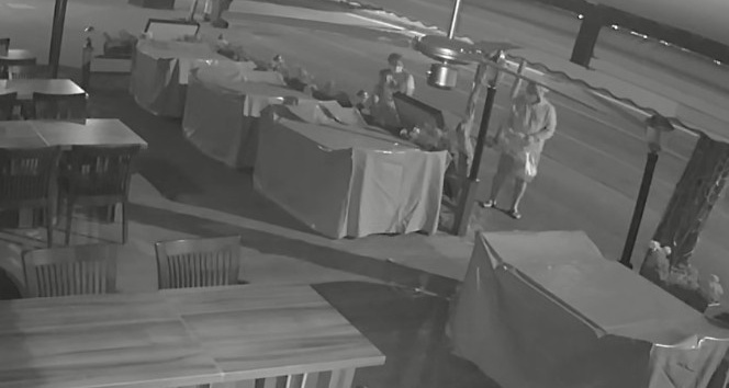 (Özel) Alanya’da restoran önünden çiçek hırsızlığı kamerada