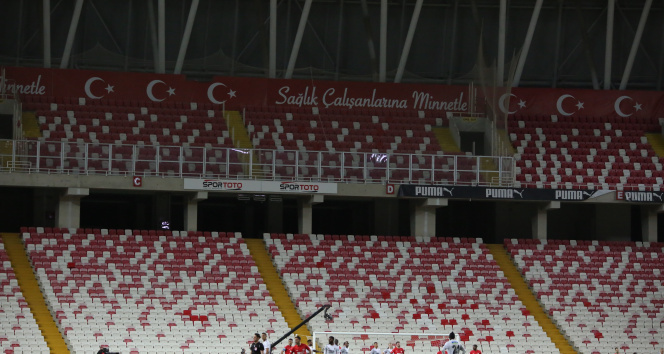 Sivasspor - Beşiktaş maçında ışıklar söndü, maç durdu