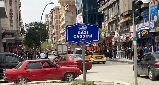 Elazığ’da Covid-19 tedbiri, 3 cadde araç trafiğine kapatıldı