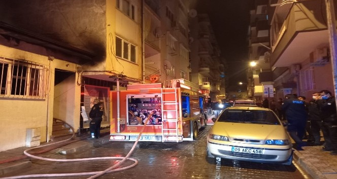 Müstakil evde korkutan yangın: Alevlerin ortasında kalan yaşlı kadın hastaneye kaldırıldı