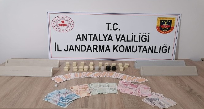 Antalya’da  kumar operasyonu: 7 kişiye 37 bin 702 TL ceza