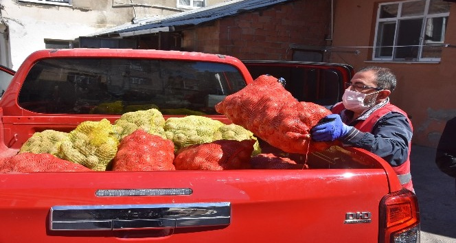 Sinop’ta ihtiyaç sahiplerine patates-soğan dağıtılıyor