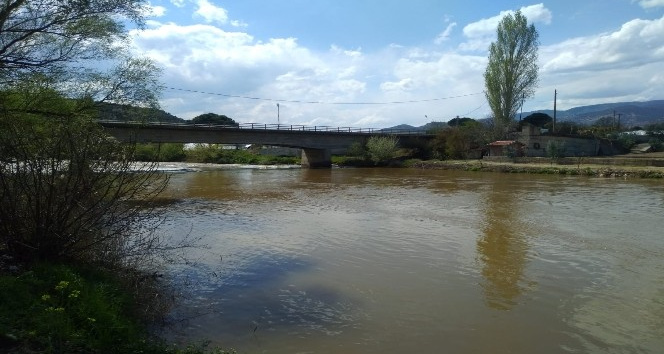 Yağışların etkisiyle Sakarya Nehri kahverengine boyandı