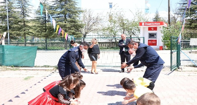 Kırıkkale’de zabıta ekipleri miniklerin ’23 Nisan’ gösterisine eşlik etti