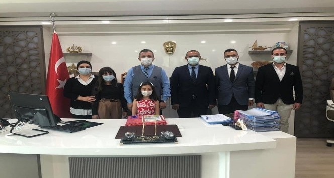 Kaymakam Solmaz koltuğunu ilkokul öğrencisine bıraktı