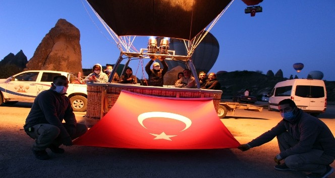 Kapadokya’da balonlar Türk Bayrakları ve Atatürk posterleriyle havalandı