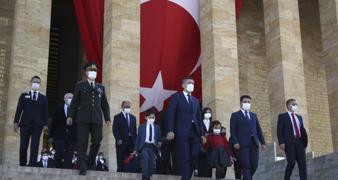 Milli Eğitim Bakanı Ziya Selçuk, Anıtkabir&#039;i ziyaret etti