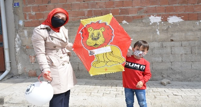 Ana sınıfı öğretmeninden öğrencilere 23 Nisan sürprizi