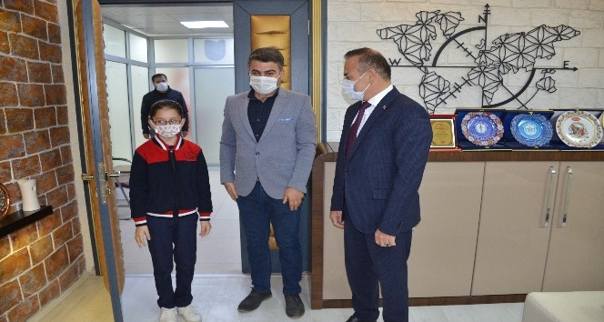 23 Nisanda başkan koltuğuna oturdu okulun eksiklerini tamamladı