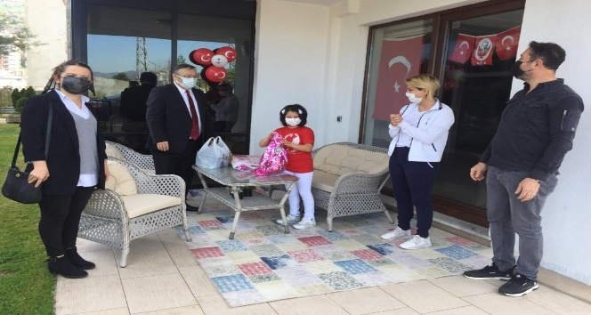 23 Nisan doğumlu çocuklara yaş günü sürprizi