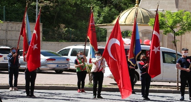 Şırnak’ta vatandaşlar 23 Nisan kutlamalarına balkon ve camlardan eşlik etti