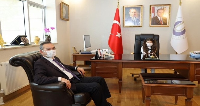 Rektör Akdoğan, 23 Nisan’da koltuğunu devretti