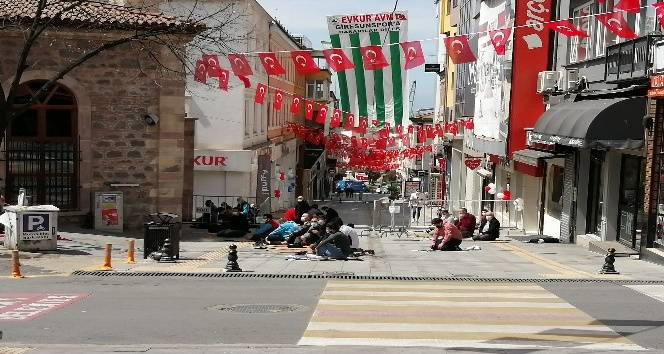 Doğu Karadeniz’de en fazla vakanın olduğu il olan Giresun’da cuma namazı böyle kılındı