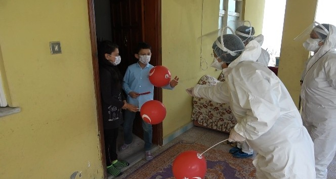 Trabzon’daki filyasyon ekiplerinden ailesi karantinada olan çocuklara 23 Nisan süprizi