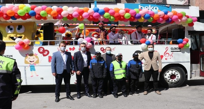 Yalova’da çocuklara 23 Nisan otobüsü sürprizi