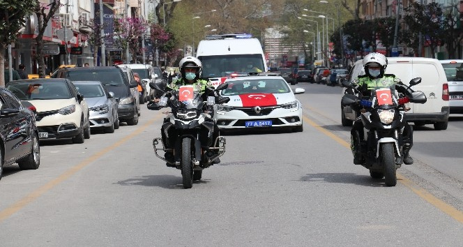 Yalova’da polis, jandarma ve belediye araçlarından 23 Nisan konvoyu yaptı
