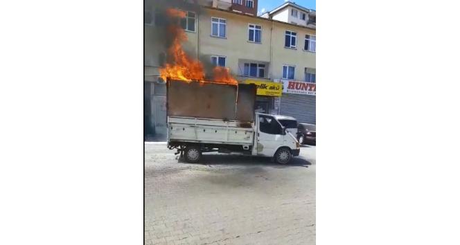 Giresun’da kağıt toplama aracı alev alev yandı