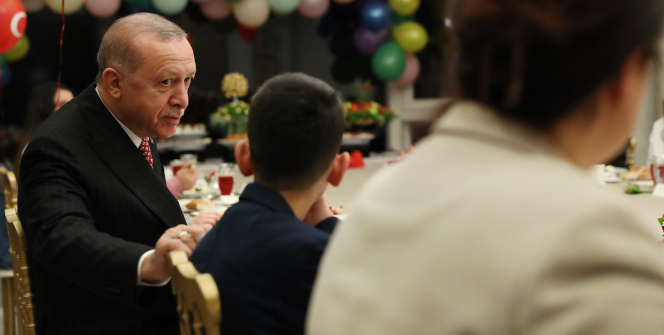 Cumhurbaşkanı Erdoğan, çocuklarla iftarda buluştu
