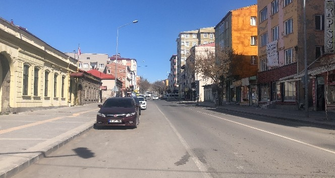 Kars’ta sokaklar boş kaldı