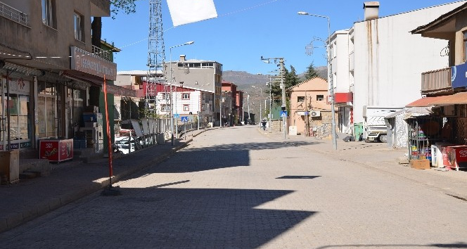 Virüs yayıldı, ilçe halkı eve hapsoldu