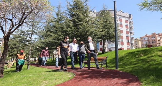 Nevşehir Belediyesi yeni park ve çocuklar için suni çim saha yapıyor