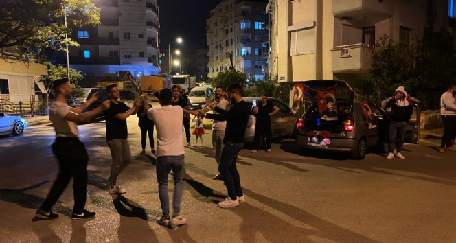 Kısıtlama saatinde 23 Nisan eğlencesi yapan gençler polisi görünce kaçtı