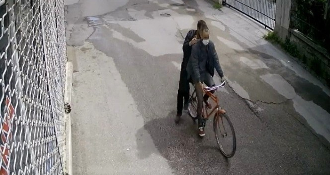 Bisiklet hırsızları önce kameraya sonra polise yakalandı