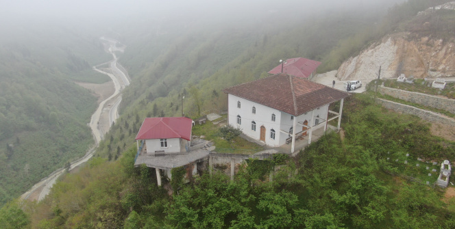 Bu cami ahşap süslemeleri ile dikkat çekiyor