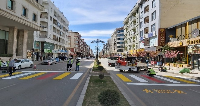 Van’da sokağa çıkma kısıtlamasında yol çizgileri yenilendi