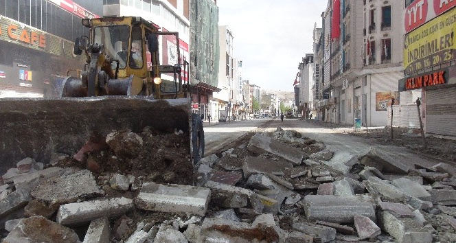 Van’ın en işlek caddesinde yol yapım onarım çalışması